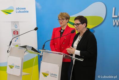 Marszałek Elżbieta Anna Polak (z lewej) oraz Posłanka na Sejm RP Krystyna Sibińska (przy mikrofonie) na konferencji podsumowującej konkurs "Raz, dwa, trzy – poruszaj się i TY"