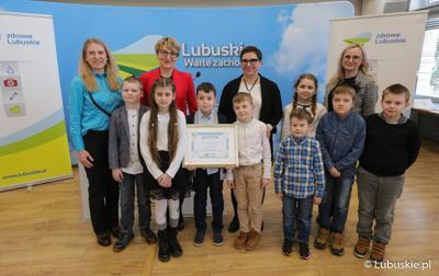Laureaci konkursu "Raz, dwa, trzy – poruszaj się i TY" na wspólnym zdjęciu z Marszałek Województwa Lubuskiego Elżbietą Anna Polak