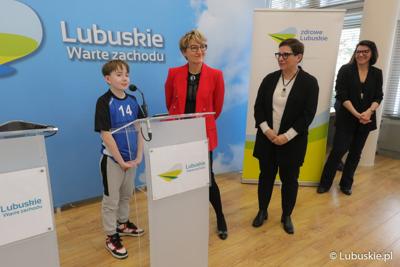Julian (przy mikrofonie) to jeden z laureatów konkursu "Raz, dwa, trzy – poruszaj się i TY". Obok Marszałek Województwa Lubuskiego Elżbieta Anna Polak, Posłanka na Sejm RPO Krystyna Sibińska oraz zastępca dyrektora Departamentu Ochrony Zdrowia w UMWL Tatiana Mikułko.