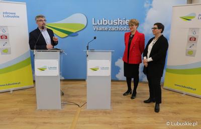 Dyrektor szkoły w Lesznie Górnym, Marszałek Województwa Lubuskiego Elżbieta Anna Polak oraz Posłanka na Sejm RPO Krysytyna Sibińska