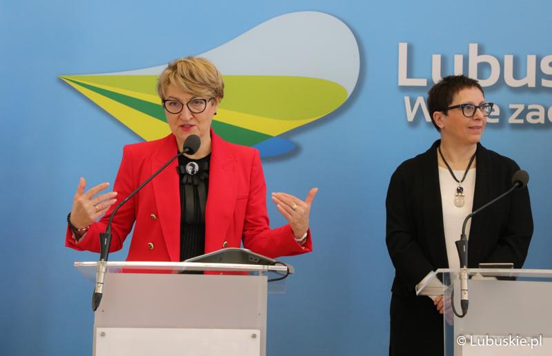Marszałek Elżbieta Anna Polak (z lewej) oraz Posłanka na Sejm RP Krystyna Sibińska (obok) na konferencji podsumowującej konkurs "Raz, dwa, trzy – poruszaj się i TY"
