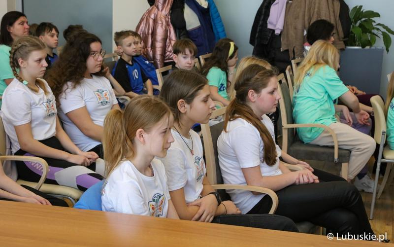 Uczestnicy konferencji prasowej podsumowującej konkurs "Raz, dwa, trzy – poruszaj się i TY"
