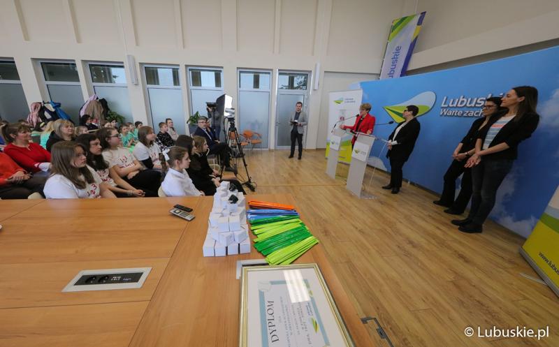 Uczestnicy konferencji prasowej podsumowującej konkurs "Raz, dwa, trzy – poruszaj się i TY"