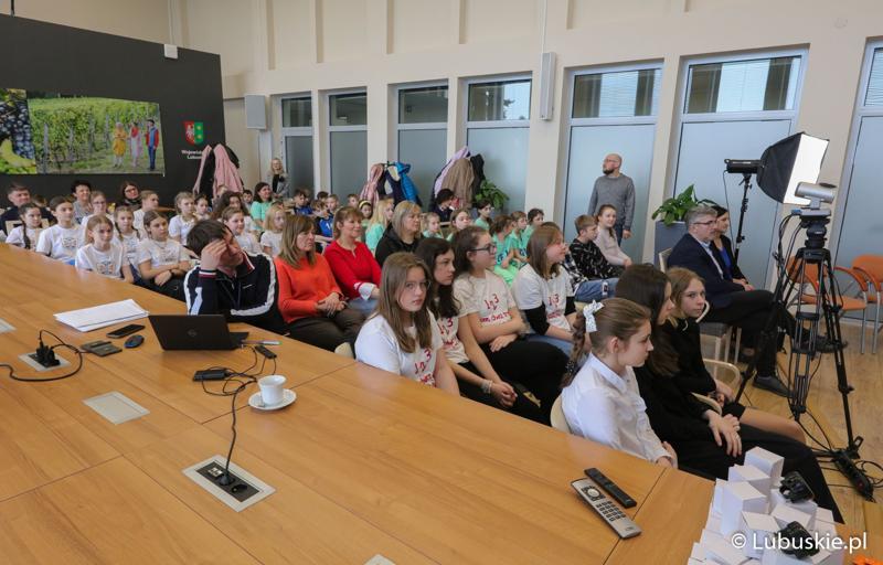 Uczestnicy konferencji prasowej podsumowującej konkurs "Raz, dwa, trzy – poruszaj się i TY"