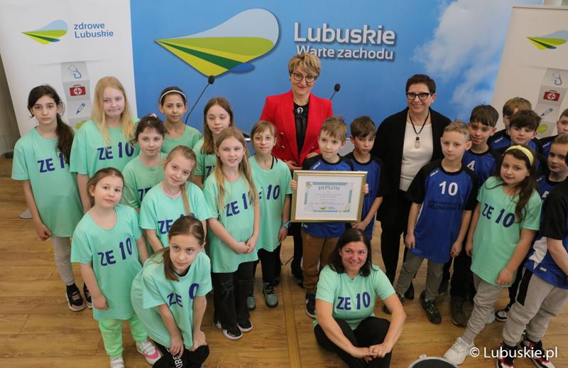 Laureaci konkursu "Raz, dwa, trzy – poruszaj się i TY" na wspólnym zdjęciu z Marszałek Województwa Lubuskiego Elżbietą Anna Polak