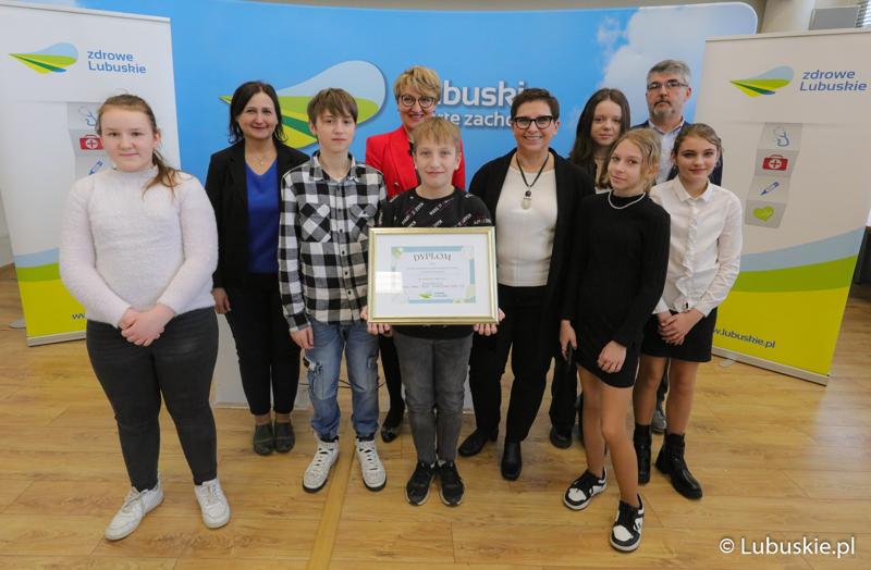 Laureaci konkursu "Raz, dwa, trzy – poruszaj się i TY" na wspólnym zdjęciu z Marszałek Województwa Lubuskiego Elżbietą Anna Polak