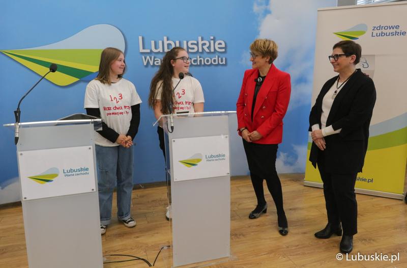 Laureatki konkursu "Raz, dwa, trzy – poruszaj się i TY". Obok Marszałek Województwa Lubuskiego Elżbieta Anna Polak, Posłanka na Sejm RPO Krystyna Sibińska