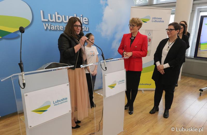 Laureatki konkursu "Raz, dwa, trzy – poruszaj się i TY". Obok Marszałek Województwa Lubuskiego Elżbieta Anna Polak, Posłanka na Sejm RPO Krystyna Sibińska