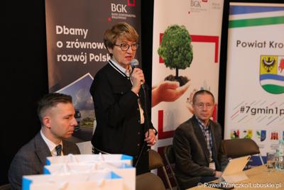 Marszałek Elżbieta Anna Polak przemawia podczas spotkania dla przedsiębiorców w ramach cyklu „Business & Breakfast” na Zamku Piastowskim w Krośnie Odrzańskim