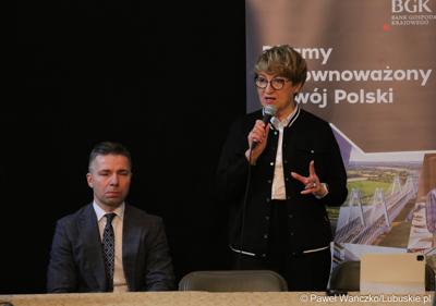 Marszałek Elżbieta Anna Polak przemawia podczas spotkania dla przedsiębiorców w ramach cyklu „Business & Breakfast” na Zamku Piastowskim w Krośnie Odrzańskim