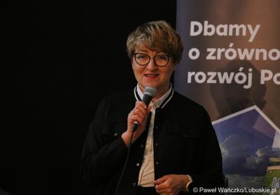 Marszałek Elżbieta Anna Polak przemawia podczas spotkania dla przedsiębiorców w ramach cyklu „Business & Breakfast” na Zamku Piastowskim w Krośnie Odrzańskim