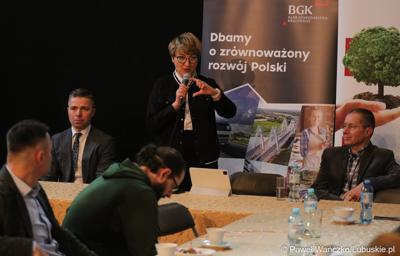 Marszałek Elżbieta Anna Polak przemawia podczas spotkania dla przedsiębiorców w ramach cyklu „Business & Breakfast” na Zamku Piastowskim w Krośnie Odrzańskim