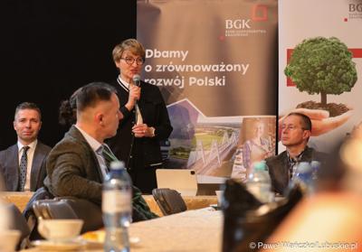 Marszałek Elżbieta Anna Polak przemawia podczas spotkania dla przedsiębiorców w ramach cyklu „Business & Breakfast” na Zamku Piastowskim w Krośnie Odrzańskim