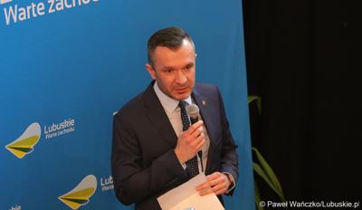 Łukasz Pabierowski, zastępca dyrektora Departamentu Rozwoju i Innowacji w UMWL przemawia podczas spotkania dla przedsiębiorców w ramach cyklu „Business & Breakfast” na Zamku Piastowskim w Krośnie Odrzańskim
