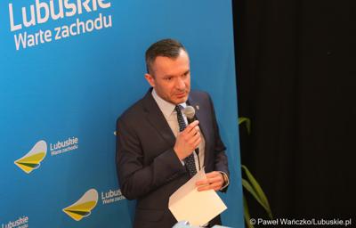 Łukasz Pabierowski, zastępca dyrektora Departamentu Rozwoju i Innowacji w UMWL przemawia podczas spotkania dla przedsiębiorców w ramach cyklu „Business & Breakfast” na Zamku Piastowskim w Krośnie Odrzańskim