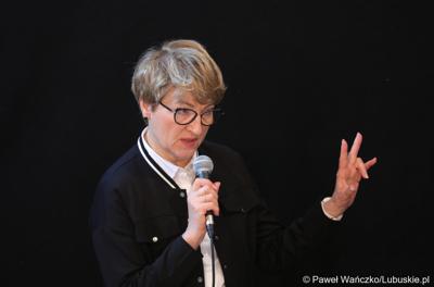 Marszałek Elżbieta Anna Polak przemawia podczas spotkania dla przedsiębiorców w ramach cyklu „Business & Breakfast” na Zamku Piastowskim w Krośnie Odrzańskim