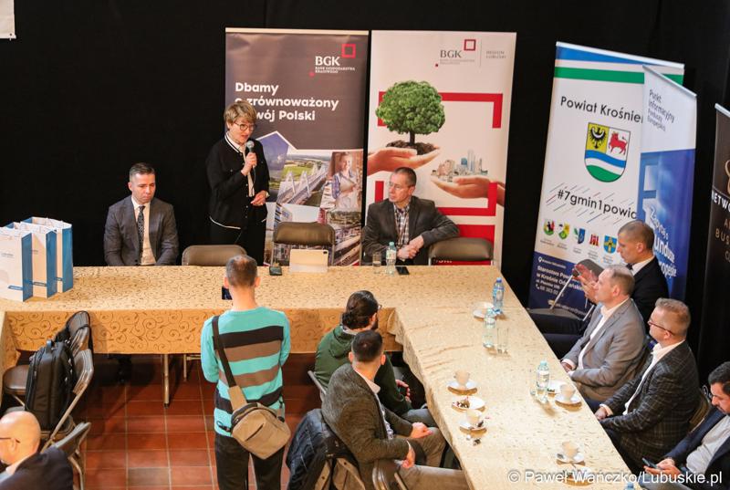 Marszałek Elżbieta Anna Polak przemawia podczas spotkania dla przedsiębiorców w ramach cyklu „Business & Breakfast” na Zamku Piastowskim w Krośnie Odrzańskim