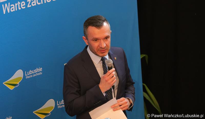 Łukasz Pabierowski, zastępca dyrektora Departamentu Rozwoju i Innowacji w UMWL przemawia podczas spotkania dla przedsiębiorców w ramach cyklu „Business & Breakfast” na Zamku Piastowskim w Krośnie Odrzańskim