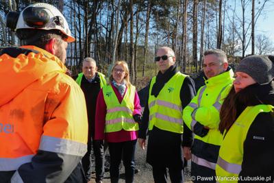 Członek Zarządu Województwa Lubuskiego Marcin Jabłoński (w okularach), w poniedziałek (3 kwietnia 2023 r.) odwiedził plac budowy ostatniego, trzeciego odcinka budowy południowej obwodnicy Nowej Soli. Obok stoją radna wojewódzka Małgorzata Słowińska-Paluch (z lewej), zastępca dyrektora Departamentu Infrastruktury i Komunikacji UMWL Mariusz Stokłosa oraz dyr Zarządu Dróg Wojewódzkich w Zielonej Górze Paweł Tonder ( drugi z prawej).