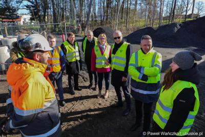 Członek Zarządu Województwa Lubuskiego Marcin Jabłoński (w okularach), radni wojewódzcy Małgorzata Słowińska-Paluch i Grzegorz Potęga, zastępca dyrektora Departamentu Infrastruktury i Komunikacji UMWL Mariusz Stokłosa oraz dyr Zarządu Dróg Wojewódzkich w Zielonej Górze Paweł Tonder na placu budowy trzeciego etapu obwodnicy Nowej Soli. 