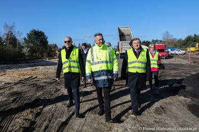 Członek Zarządu Województwa Lubuskiego Marcin Jabłoński (z lewej w okularach), w poniedziałek (3 kwietnia 2023 r.) odwiedził plac budowy ostatniego, trzeciego odcinka budowy południowej obwodnicy Nowej Soli. Obok idą dyr Zarządu Dróg Wojewódzkich w Zielonej Górze Paweł Tonder oraz radny wojewódzki Grzegorz Potęga.