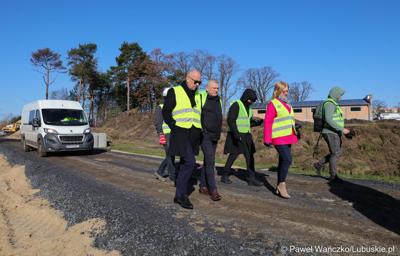 Członek Zarządu Województwa Lubuskiego Marcin Jabłoński (z lewej w okularach), w poniedziałek (3 kwietnia 2023 r.) odwiedził plac budowy ostatniego, trzeciego odcinka budowy południowej obwodnicy Nowej Soli. 