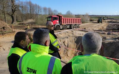 Członek Zarządu Województwa Lubuskiego Marcin Jabłoński (w okularach), w poniedziałek (3 kwietnia 2023 r.) odwiedził plac budowy ostatniego, trzeciego odcinka budowy południowej obwodnicy Nowej Soli. 