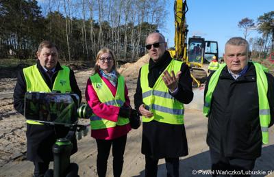 Członek Zarządu Województwa Lubuskiego Marcin Jabłoński (w okularach), w poniedziałek (3 kwietnia 2023 r.) odwiedził plac budowy ostatniego, trzeciego odcinka budowy południowej obwodnicy Nowej Soli. Obok stoją radni wojewódzcy Małgorzata Słowińska-Paluch i Grzegorz Potęga, oraz zastępca dyrektora Departamentu Infrastruktury i Komunikacji UMWL Mariusz Stokłosa (z prawej).