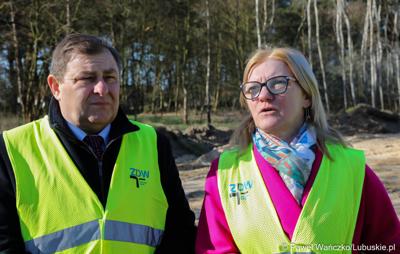 Radni wojewódzcy Małgorzata Słowińska-Paluch i Grzegorz Potęga na placu budowy ostatniego, trzeciego odcinka budowy południowej obwodnicy Nowej Soli.