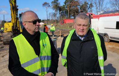 Członek Zarządu Województwa Lubuskiego Marcin Jabłoński (z lewej), w poniedziałek (3 kwietnia 2023 r.) odwiedził plac budowy ostatniego, trzeciego odcinka budowy południowej obwodnicy Nowej Soli. Obok zastępca dyrektora Departamentu Infrastruktury i Komunikacji UMWL Mariusz Stokłosa.