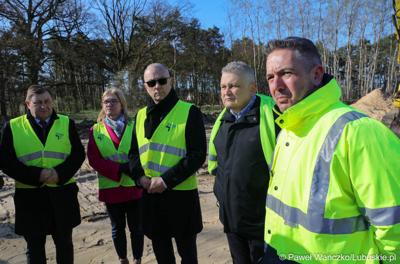 Członek Zarządu Województwa Lubuskiego Marcin Jabłoński (w okularach), radni wojewódzcy Małgorzata Słowińska-Paluch i Grzegorz Potęga (z lewej), zastępca dyrektora Departamentu Infrastruktury i Komunikacji UMWL Mariusz Stokłosa oraz dyr Zarządu Dróg Wojewódzkich w Zielonej Górze Paweł Tonder na placu budowy trzeciego etapu obwodnicy Nowej Soli. 