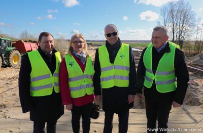 Członek Zarządu Województwa Lubuskiego Marcin Jabłoński (w okularach), radni wojewódzcy Małgorzata Słowińska-Paluch i Grzegorz Potęga (z lewej), oraz zastępca dyrektora Departamentu Infrastruktury i Komunikacji UMWL Mariusz Stokłosa na placu budowy trzeciego etapu obwodnicy Nowej Soli. 