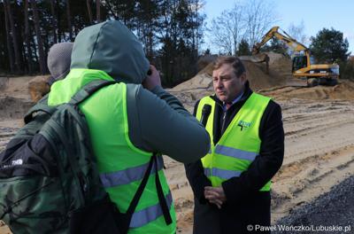 Radny wojewódzki Grzegorz Potęga odpowiada na pytania dziennikarzy na placu budowy ostatniego, trzeciego odcinka budowy południowej obwodnicy Nowej Soli.


