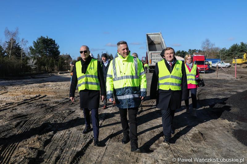 Członek Zarządu Województwa Lubuskiego Marcin Jabłoński (z lewej w okularach), w poniedziałek (3 kwietnia 2023 r.) odwiedził plac budowy ostatniego, trzeciego odcinka budowy południowej obwodnicy Nowej Soli. Obok idą dyr Zarządu Dróg Wojewódzkich w Zielonej Górze Paweł Tonder oraz radny wojewódzki Grzegorz Potęga.