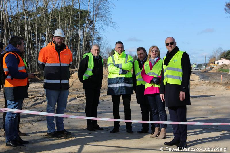 Członek Zarządu Województwa Lubuskiego Marcin Jabłoński (z prawej), w poniedziałek (3 kwietnia 2023 r.) odwiedził plac budowy ostatniego, trzeciego odcinka budowy południowej obwodnicy Nowej Soli. Obok stoją radni wojewódzcy Małgorzata Słowińska-Paluch i Grzegorz Potęga, dyr Zarządu Dróg Wojewódzkich w Zielonej Górze Paweł Tonder oraz zastępca dyrektora Departamentu Infrastruktury i Komunikacji UMWL Mariusz Stokłosa.