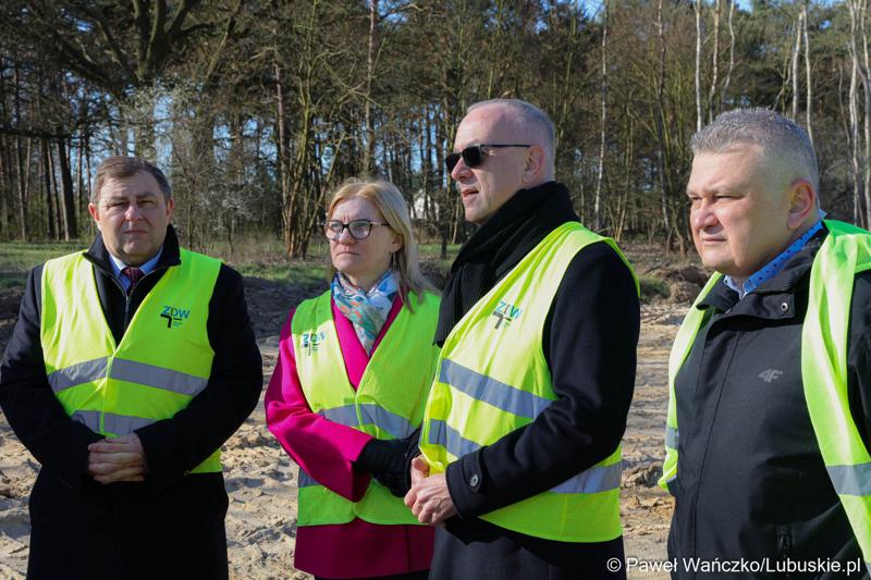 Członek Zarządu Województwa Lubuskiego Marcin Jabłoński (w okularach), w poniedziałek (3 kwietnia 2023 r.) odwiedził plac budowy ostatniego, trzeciego odcinka budowy południowej obwodnicy Nowej Soli. Obok stoją radni wojewódzcy Małgorzata Słowińska-Paluch i Grzegorz Potęga, oraz zastępca dyrektora Departamentu Infrastruktury i Komunikacji UMWL Mariusz Stokłosa (z prawej).