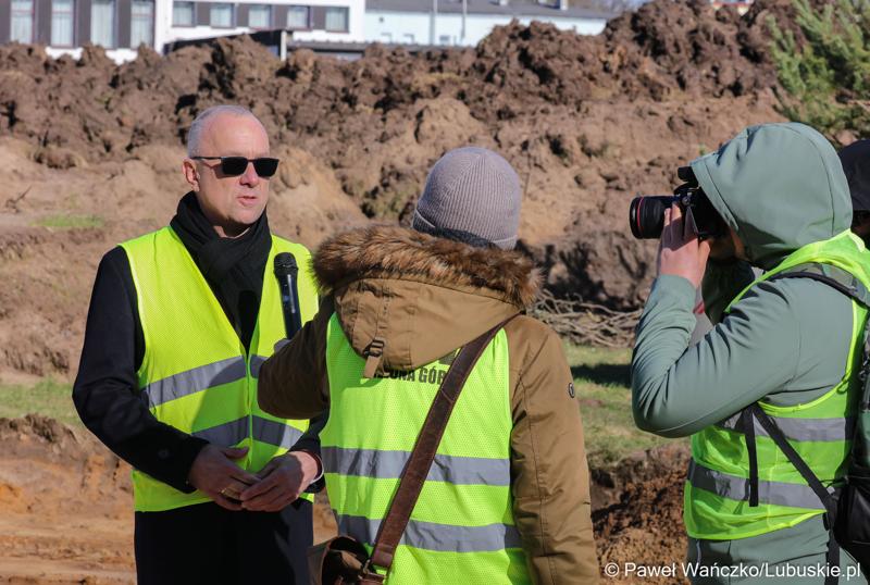 Członek Zarządu Województwa Lubuskiego Marcin Jabłoński (w okularach), udziela wywiadu mediom na placu budowy trzeciego etapu obwodnicy Nowej Soli.