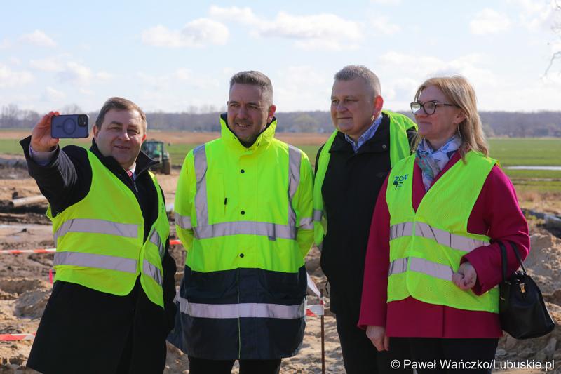 Radni wojewódzcy Małgorzata Słowińska-Paluch i Grzegorz Potęga (z lewej), dyr Zarządu Dróg Wojewódzkich w Zielonej Górze Paweł Tonder (drugi z lewej) oraz zastępca dyrektora Departamentu Infrastruktury i Komunikacji UMWL Mariusz Stokłosa na placu budowy trzeciego etapu obwodnicy Nowej Soli.