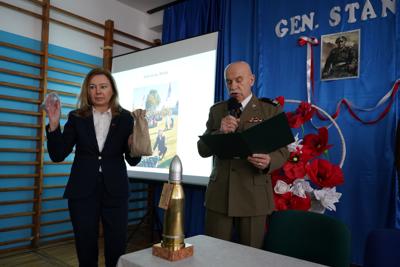 Obchody 131. rocznicy urodzin gen. Stanisława Maczka w Zespole Szkolno-Przedszkolnym nr 5 w Żaganiu, którego częścią jest Publiczna Szkoła Podstawowa nr 5 im. 1 Dywizji Pancernej pod dowództwem gen. S. Maczka