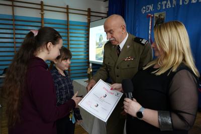 Obchody 131. rocznicy urodzin gen. Stanisława Maczka w Zespole Szkolno-Przedszkolnym nr 5 w Żaganiu, którego częścią jest Publiczna Szkoła Podstawowa nr 5 im. 1 Dywizji Pancernej pod dowództwem gen. S. Maczka