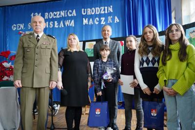 Obchody 131. rocznicy urodzin gen. Stanisława Maczka w Zespole Szkolno-Przedszkolnym nr 5 w Żaganiu, którego częścią jest Publiczna Szkoła Podstawowa nr 5 im. 1 Dywizji Pancernej pod dowództwem gen. S. Maczka