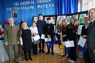 Obchody 131. rocznicy urodzin gen. Stanisława Maczka w Zespole Szkolno-Przedszkolnym nr 5 w Żaganiu, którego częścią jest Publiczna Szkoła Podstawowa nr 5 im. 1 Dywizji Pancernej pod dowództwem gen. S. Maczka