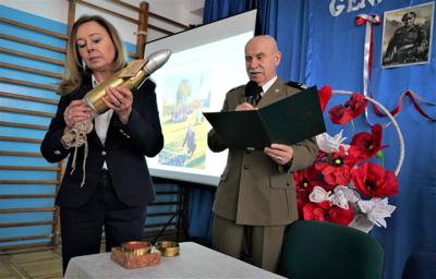 Obchody 131. rocznicy urodzin gen. Stanisława Maczka w Zespole Szkolno-Przedszkolnym nr 5 w Żaganiu, którego częścią jest Publiczna Szkoła Podstawowa nr 5 im. 1 Dywizji Pancernej pod dowództwem gen. S. Maczka