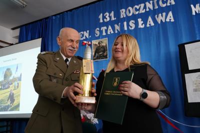 Obchody 131. rocznicy urodzin gen. Stanisława Maczka w Zespole Szkolno-Przedszkolnym nr 5 w Żaganiu, którego częścią jest Publiczna Szkoła Podstawowa nr 5 im. 1 Dywizji Pancernej pod dowództwem gen. S. Maczka