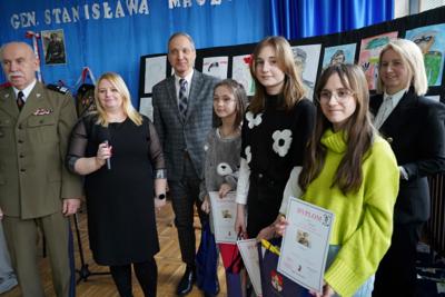 Obchody 131. rocznicy urodzin gen. Stanisława Maczka w Zespole Szkolno-Przedszkolnym nr 5 w Żaganiu, którego częścią jest Publiczna Szkoła Podstawowa nr 5 im. 1 Dywizji Pancernej pod dowództwem gen. S. Maczka