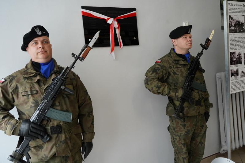 Obchody 131. rocznicy urodzin gen. Stanisława Maczka w Zespole Szkolno-Przedszkolnym nr 5 w Żaganiu, którego częścią jest Publiczna Szkoła Podstawowa nr 5 im. 1 Dywizji Pancernej pod dowództwem gen. S. Maczka