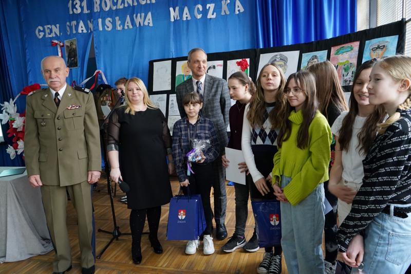 Obchody 131. rocznicy urodzin gen. Stanisława Maczka w Zespole Szkolno-Przedszkolnym nr 5 w Żaganiu, którego częścią jest Publiczna Szkoła Podstawowa nr 5 im. 1 Dywizji Pancernej pod dowództwem gen. S. Maczka