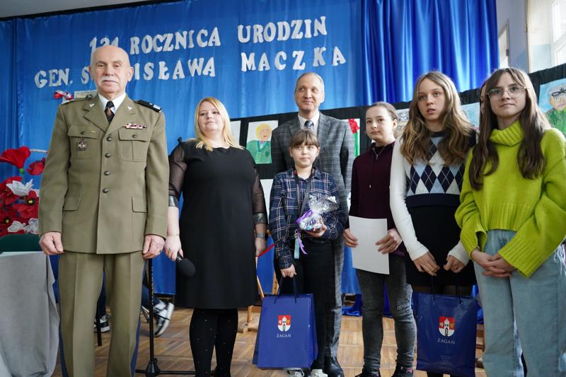 Obchody 131. rocznicy urodzin gen. Stanisława Maczka w Zespole Szkolno-Przedszkolnym nr 5 w Żaganiu, którego częścią jest Publiczna Szkoła Podstawowa nr 5 im. 1 Dywizji Pancernej pod dowództwem gen. S. Maczka