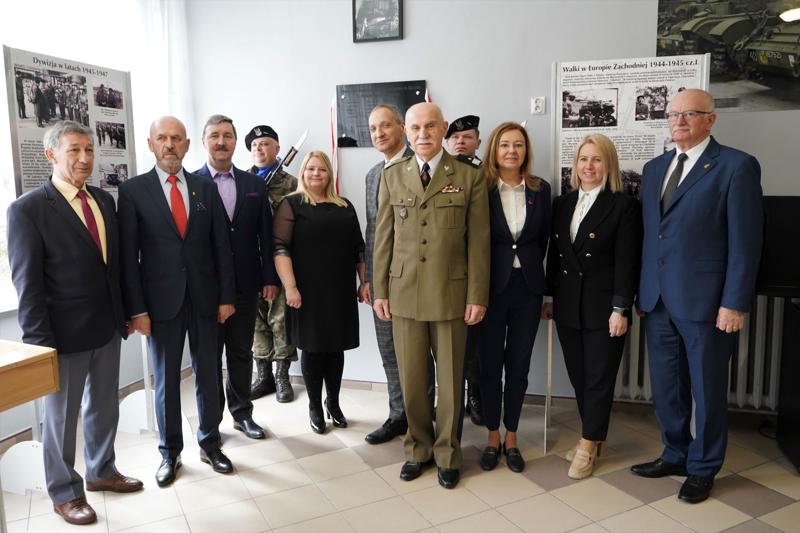Obchody 131. rocznicy urodzin gen. Stanisława Maczka w Zespole Szkolno-Przedszkolnym nr 5 w Żaganiu, którego częścią jest Publiczna Szkoła Podstawowa nr 5 im. 1 Dywizji Pancernej pod dowództwem gen. S. Maczka