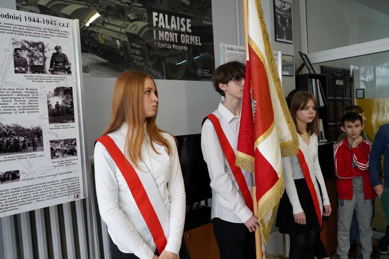 Obchody 131. rocznicy urodzin gen. Stanisława Maczka w Zespole Szkolno-Przedszkolnym nr 5 w Żaganiu, którego częścią jest Publiczna Szkoła Podstawowa nr 5 im. 1 Dywizji Pancernej pod dowództwem gen. S. Maczka